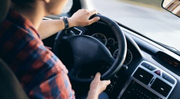 Mal de dos en voiture : comment améliorer sa position de conduite ?