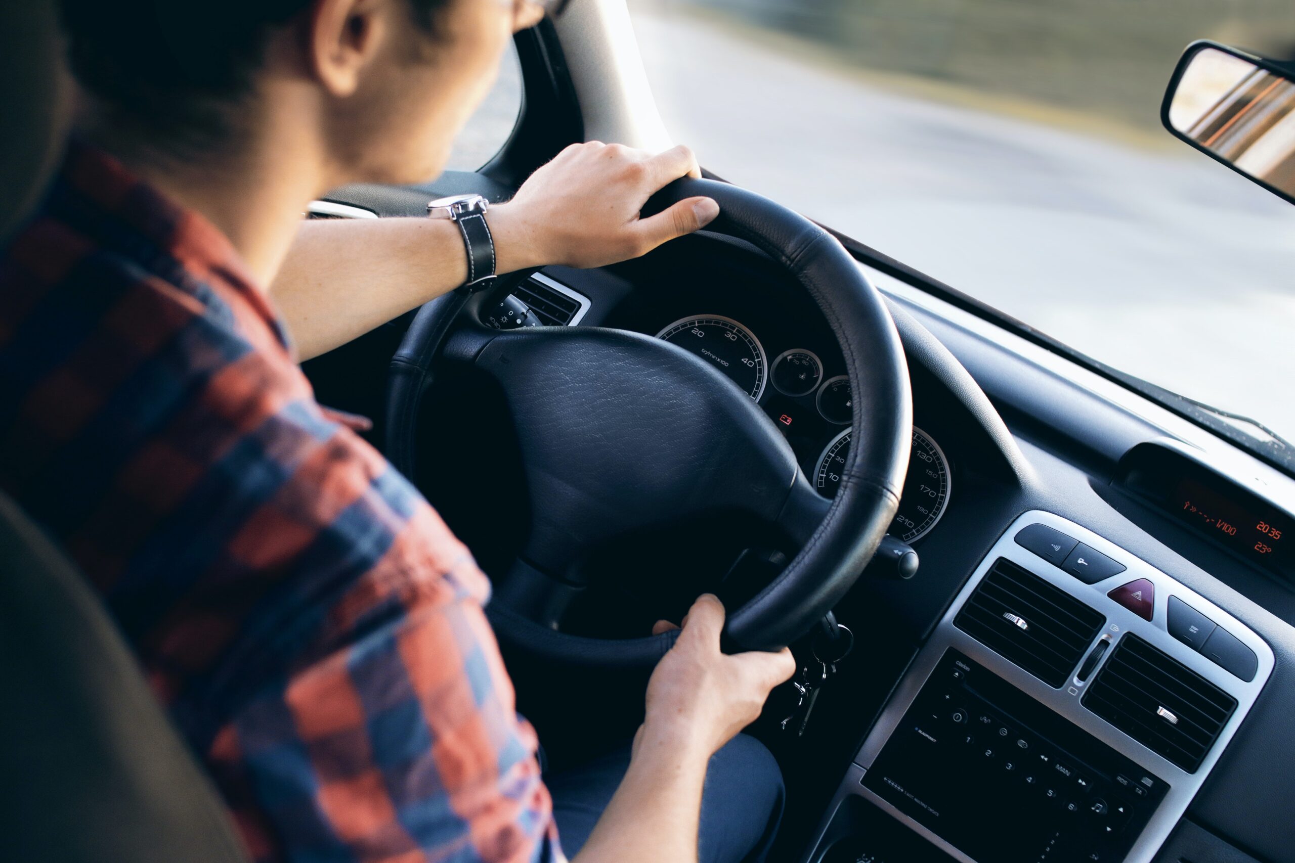 Mal de dos en voiture : comment améliorer sa position de conduite ?