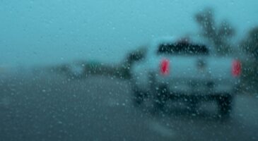 Conduire sous la pluie : les bons réflexes à adopter