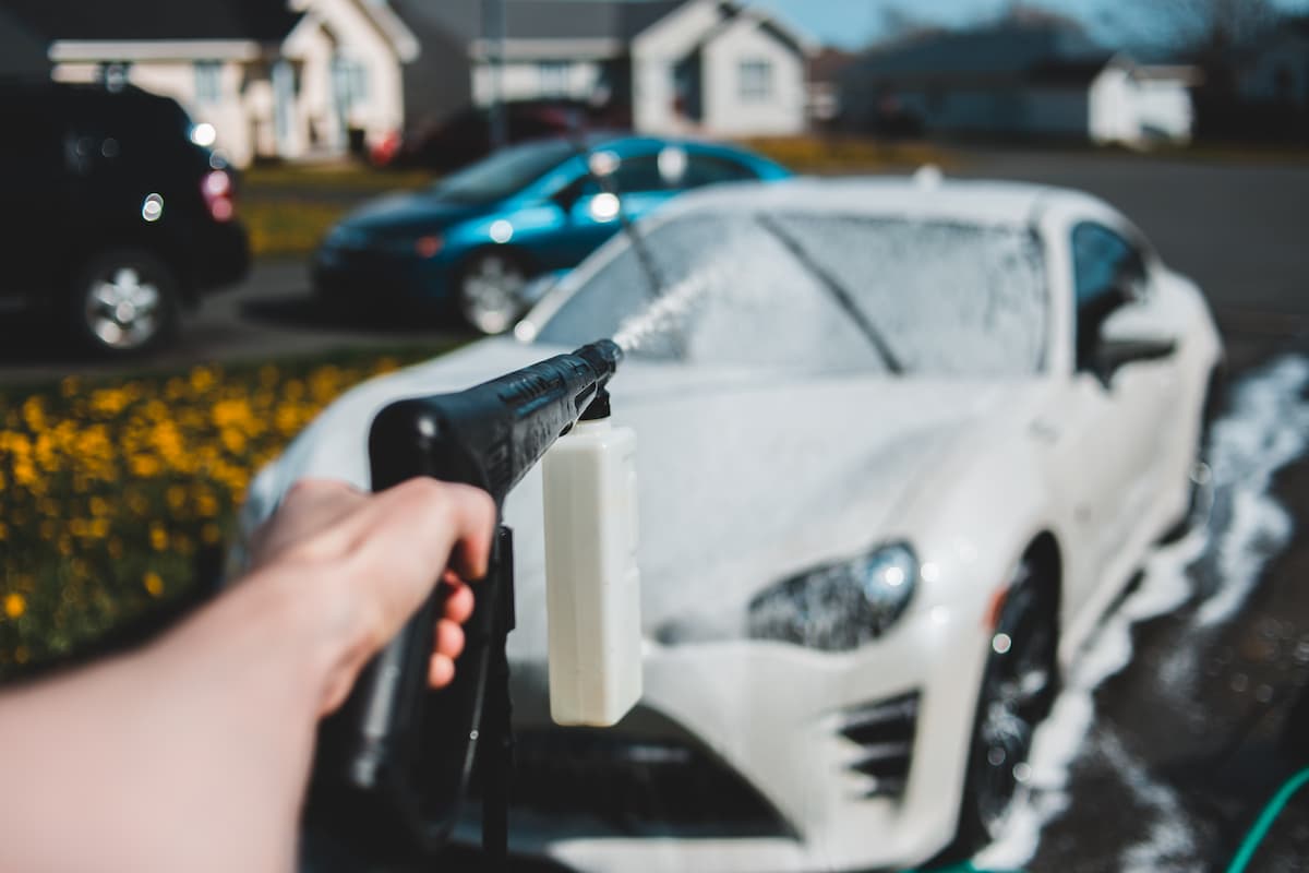 Laver sa voiture devant chez soi : un geste qui peut être coûteux