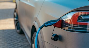 Voiture électrique d'occasion : pourquoi les prix chutent en 2025 ?