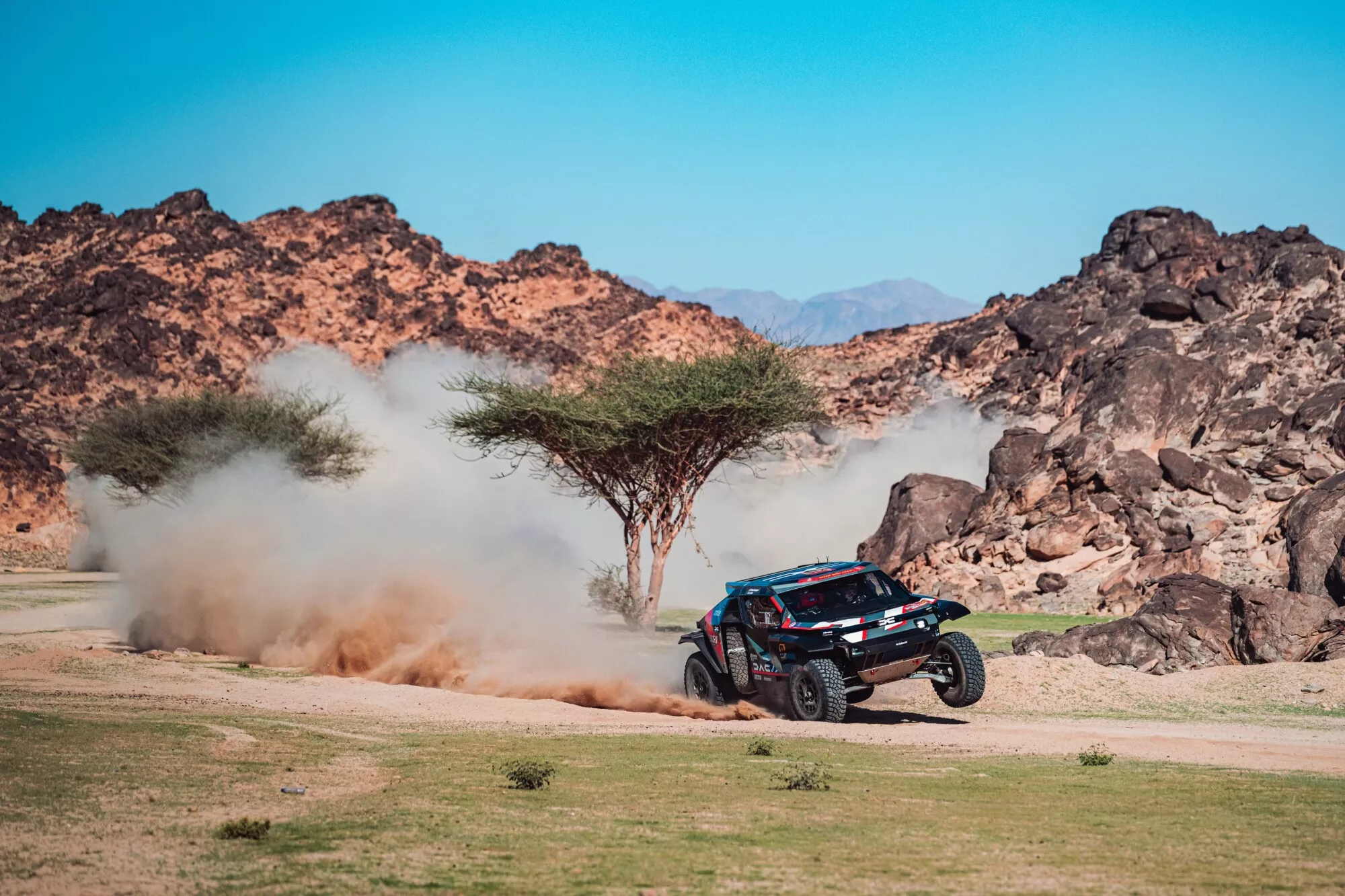 dacia-sandrider-action-dakar-l.jpg