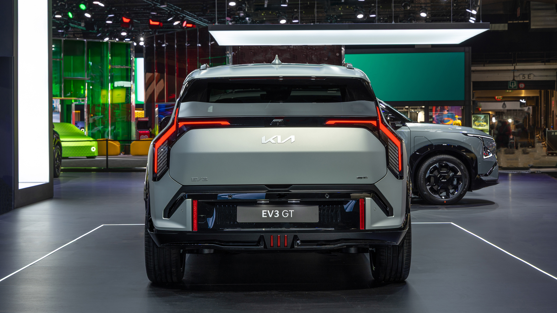kia-ev3-gt-ivory-silver-matt-motorshow-static-digital-1920x1980-05