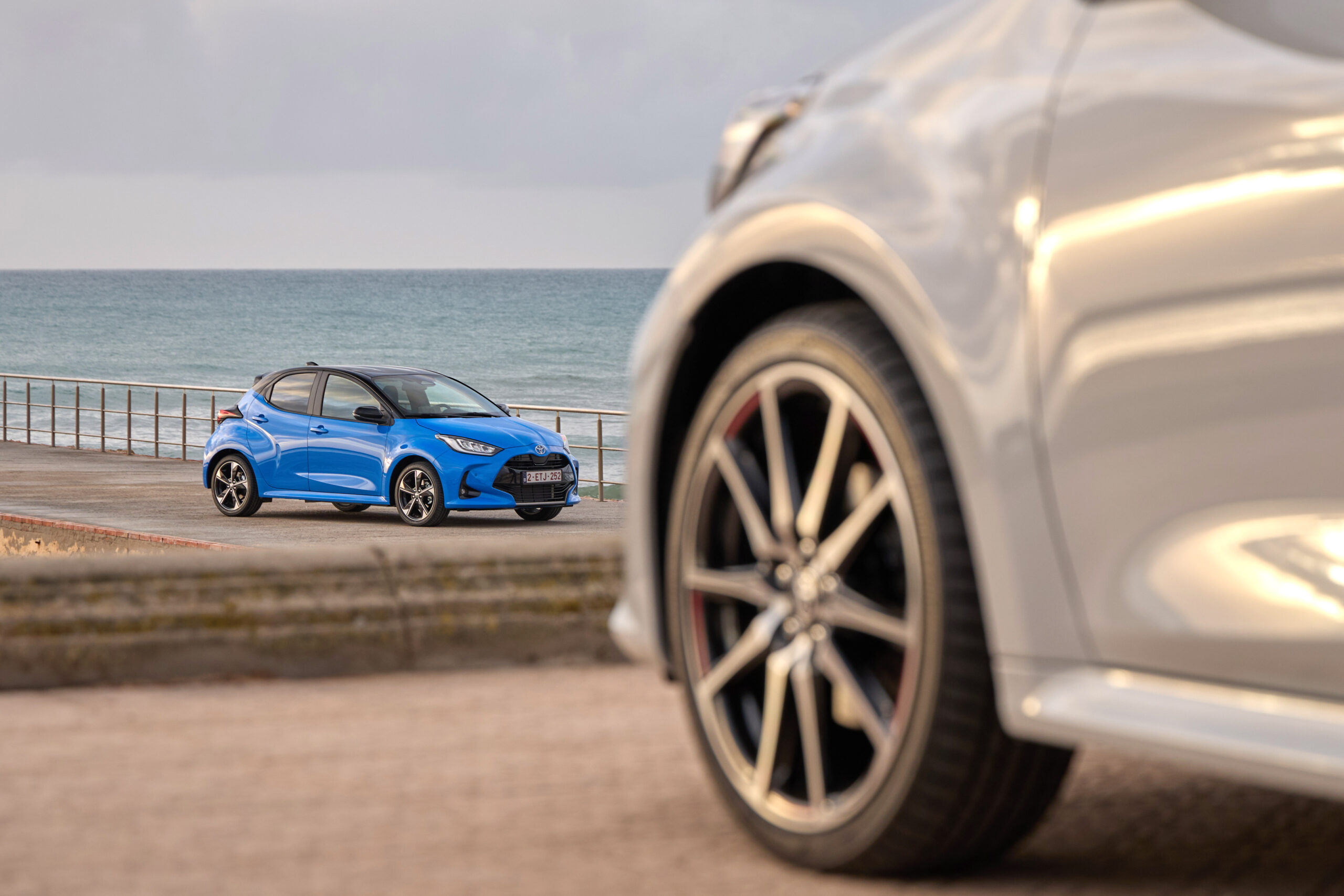 La ligne dynamique de la Toyota Yaris hybride sur route côtière