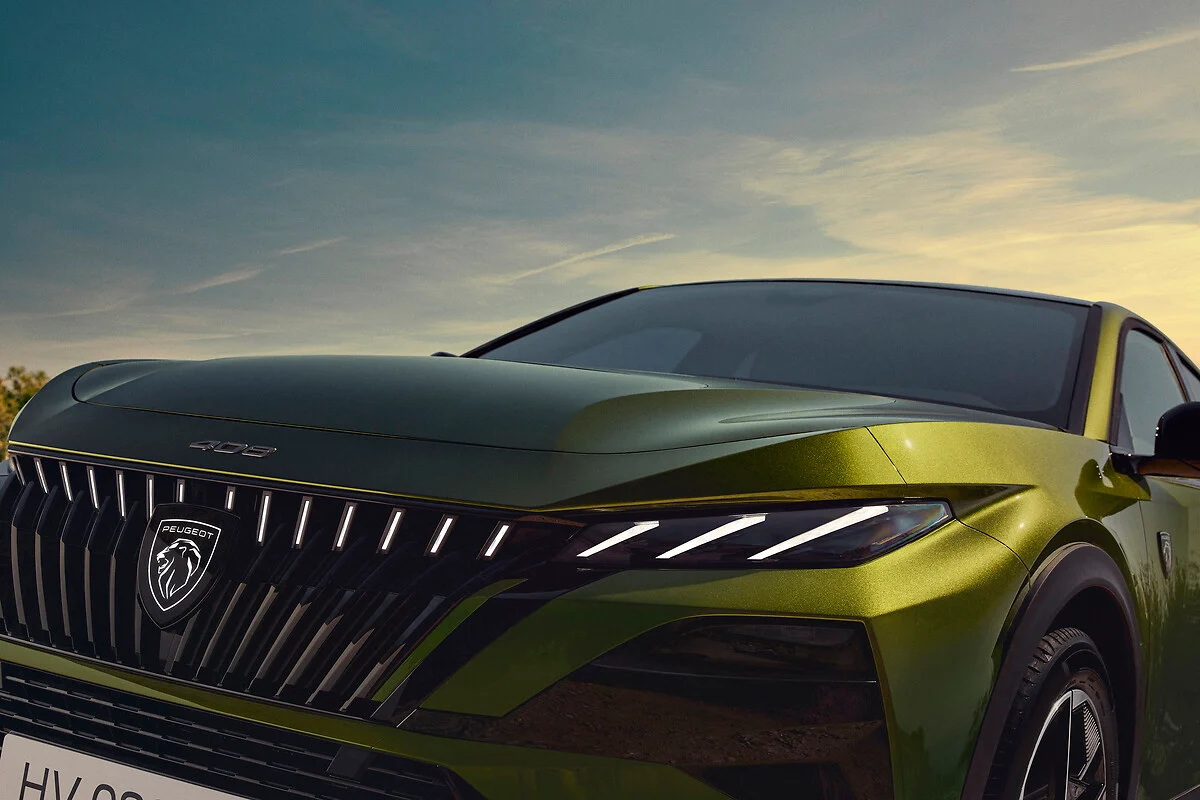 Face avant redessinée de la Peugeot 408