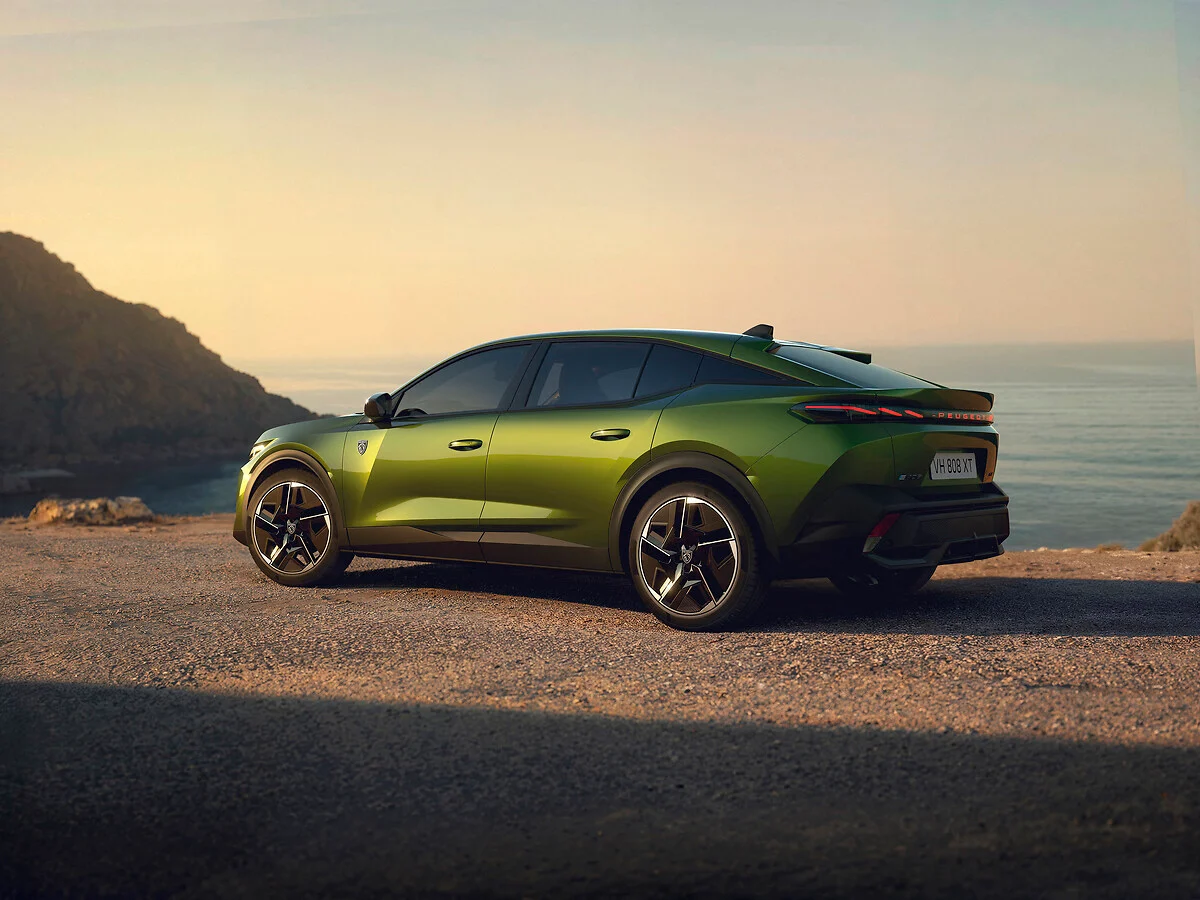 Le profil Fastback unique de la Peugeot 408