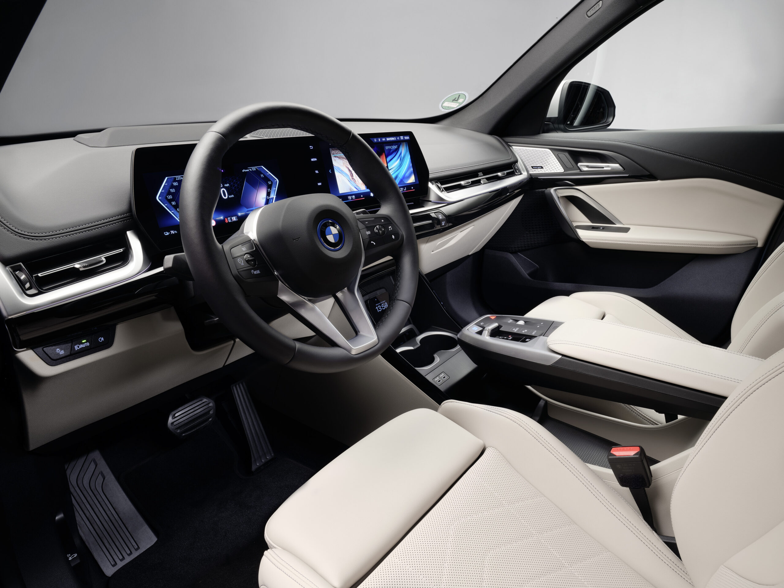 Habitacle technologique et écran incurvé du BMW iX1