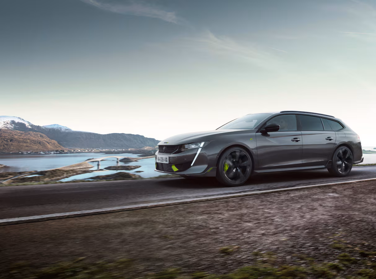 La Peugeot 508 PSE SW sur route côtière