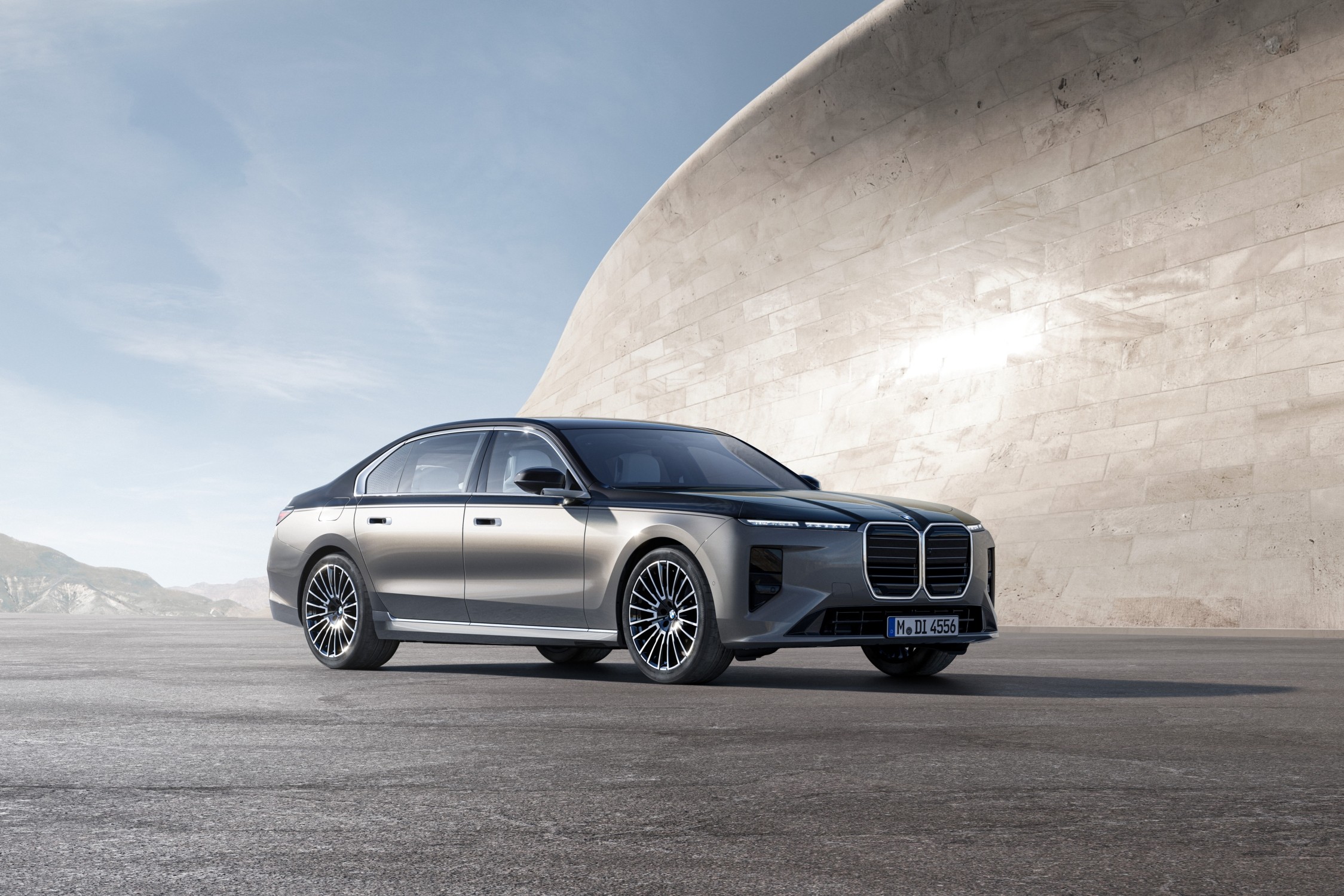 BMW Série 7 restylée 2026 limousine premium électrifiée avec Panoramic iDrive et Theatre Screen 8K