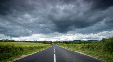 Premières pluies après l’été : explications et conseils pour éviter de glisser