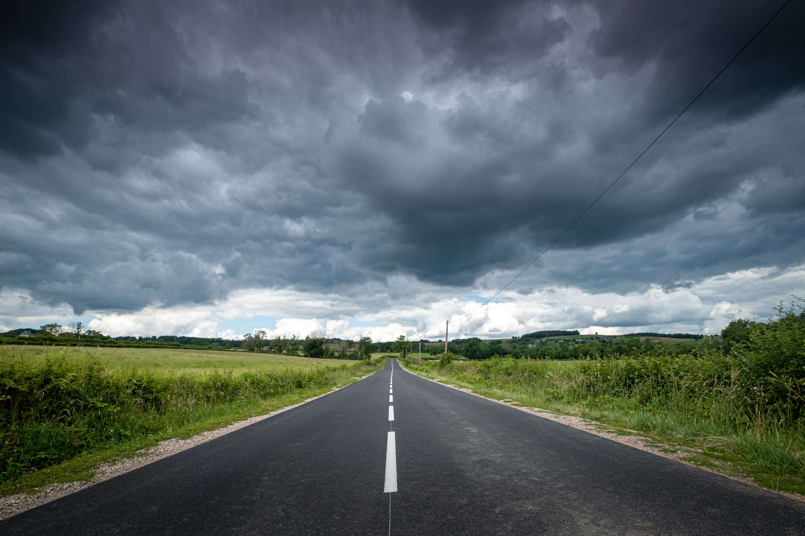 Premières pluies après l’été : explications et conseils pour éviter de glisser