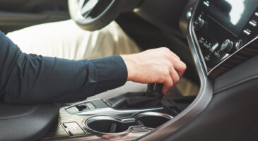 La disparition de la boîte manuelle face aux voitures électriques et automatiques