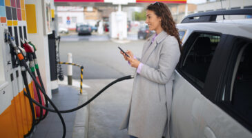 Crise énergétique et prix du gazole : l’État mise sur ses réserves stratégiques pour soutenir les automobilistes