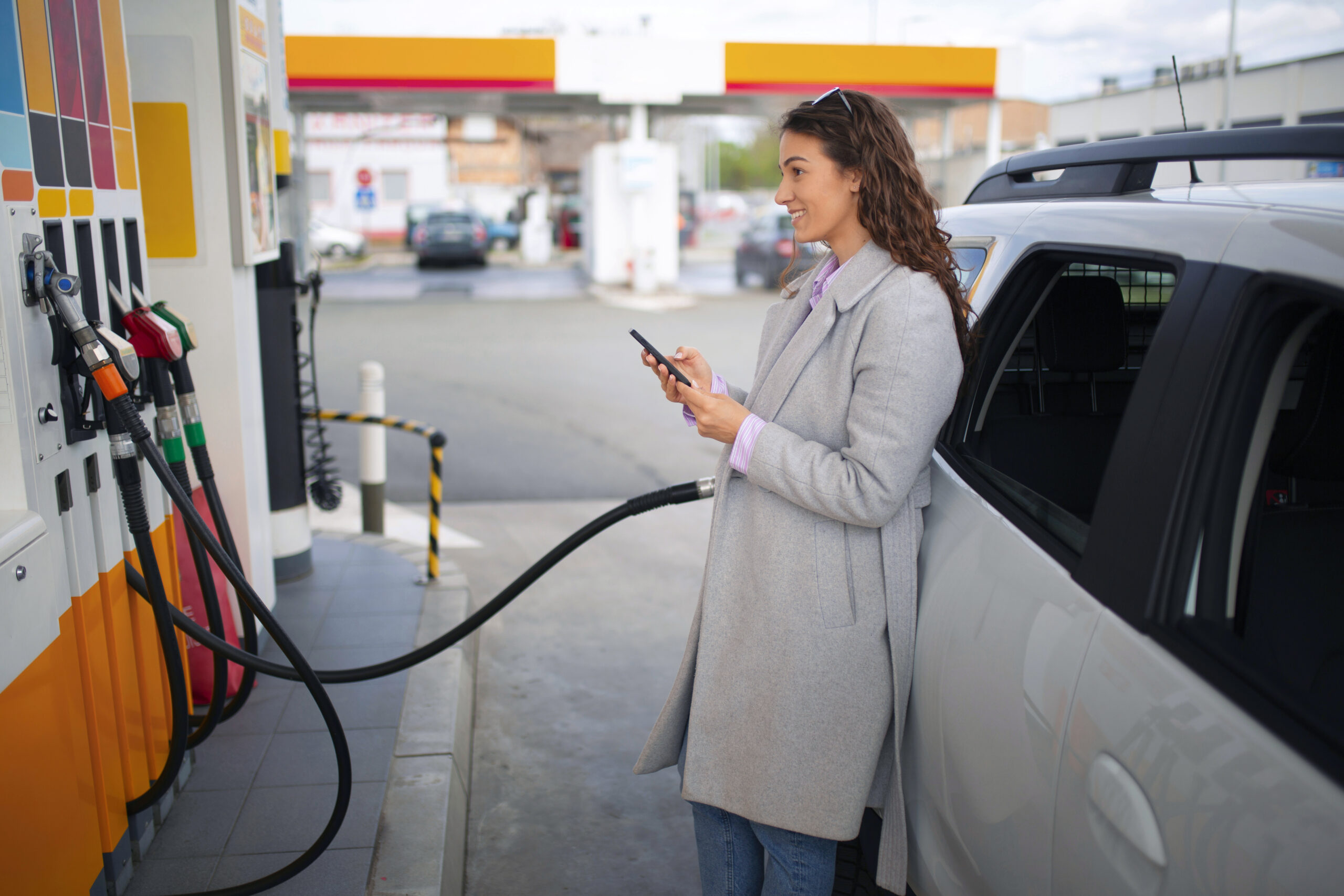 Crise énergétique et prix du gazole : l’État mise sur ses réserves stratégiques pour soutenir les automobilistes